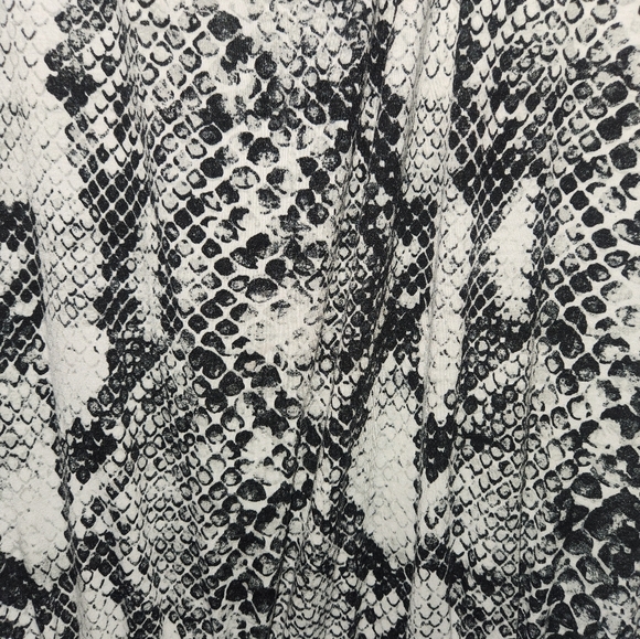 LuLaRoe XOE Jogger Jumpsuit Women’s 2XL Gray/Black Snake Short Sleeve EUC - Picture 4 of 4